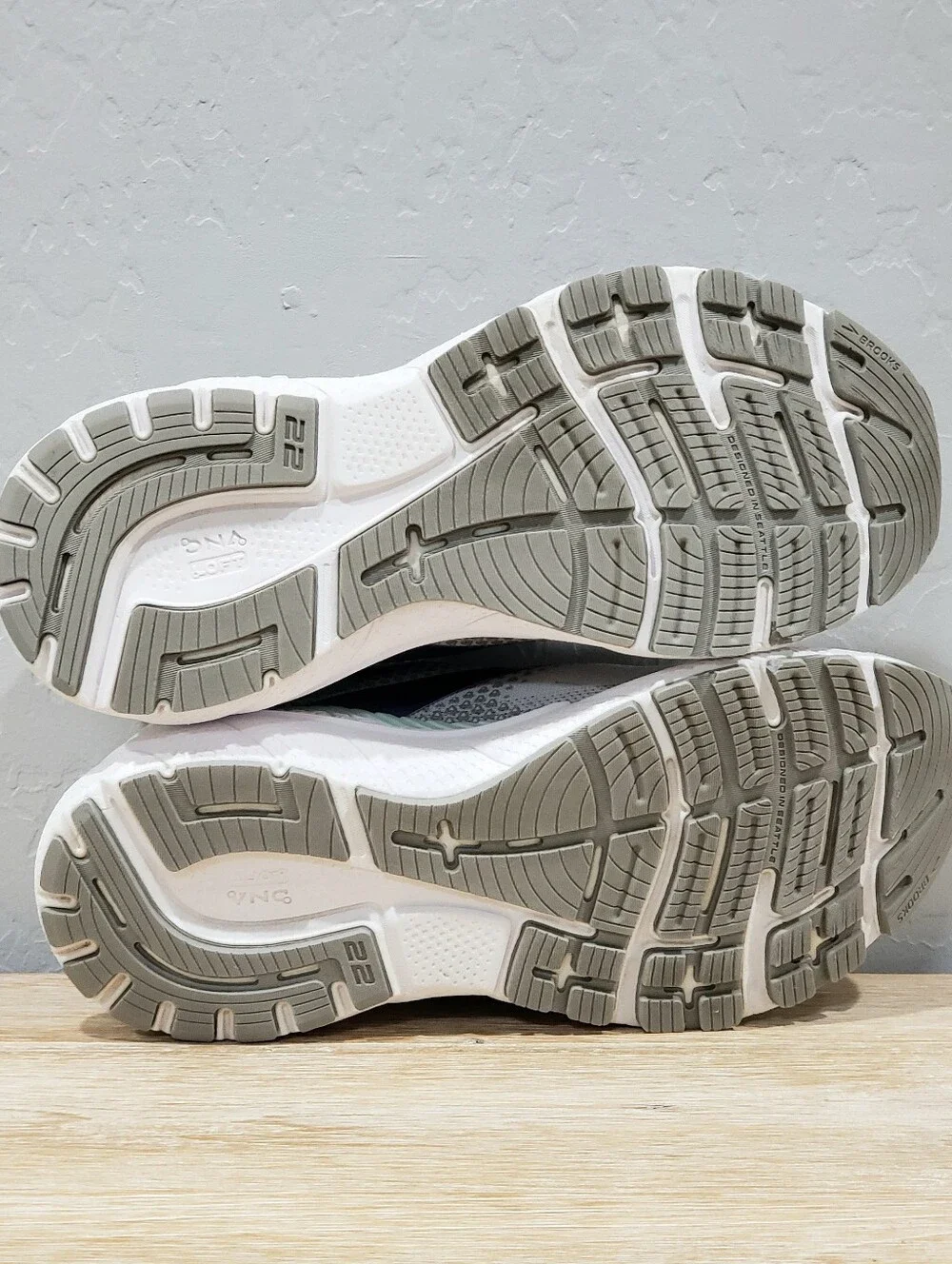 BROOKS Women's Adrenaline GTS 22 Running Shoes (7.5M) Gray/Purple